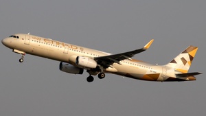 Photo of A6-AEE - Airbus A321-231 operated by Etihad Airways