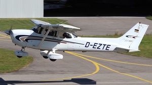 Photo of D-EZTE - Cessna 172S Skyhawk SP operated by Air Munich Aviation - Flugschule Jesenwang