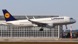 Photo of D-AIUX - Airbus A320-214 operated by Lufthansa