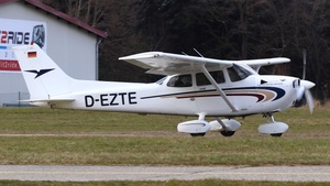 Photo of D-EZTE - Cessna 172S Skyhawk SP operated by Air Munich Aviation - Flugschule Jesenwang