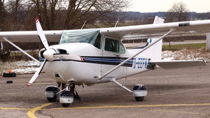Photo of D-EEFW - Cessna 172P Skyhawk II operated by Air Munich Aviation - Flugschule Jesenwang