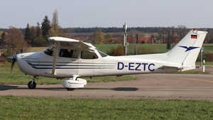 Photo of D-EZTC - Cessna 172S Skyhawk SP operated by Air Munich Aviation - Flugschule Jesenwang