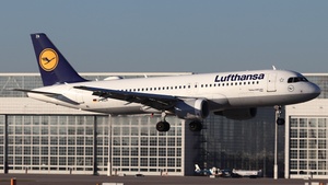 Photo of D-AIZA - Airbus A320-214 operated by Lufthansa