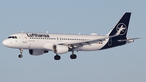 Photo of D-AIUM - Airbus A320-214 operated by Lufthansa