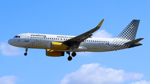 Photo of EC-MNZ - Airbus A320-232 operated by Vueling