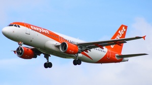 Photo of G-EZUP - Airbus A320-214 operated by easyJet