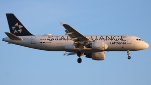 Photo of D-AIZM - Airbus A320-214 operated by Lufthansa