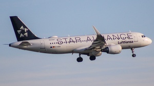 Photo of D-AIUA - Airbus A320-214 operated by Lufthansa