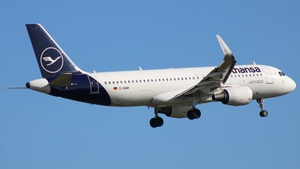 Photo of D-AIWK - Airbus A320-214 operated by Lufthansa