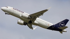 Photo of D-AIWJ - Airbus A320-214 operated by Lufthansa