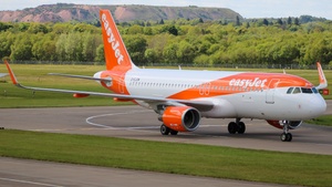Photo of G-EJCM - Airbus A320-214 operated by easyJet