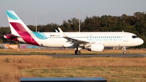 Photo of D-AIUX - Airbus A320-214 operated by Discover Airlines