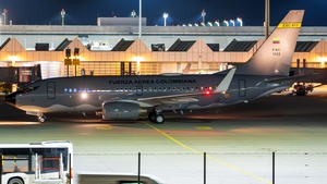 Photo of FAC1222 - Boeing 737-732 operated by Colombian Aerospace Force