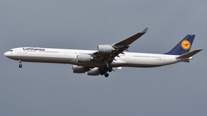 Photo of D-AIHX - Airbus A340-642 operated by Lufthansa