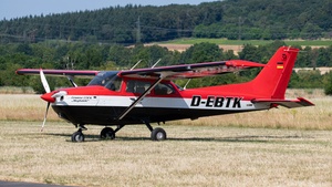 Photo of D-EBTK - Cessna 172S Skyhawk SP operated by Flugschule Stahnke
