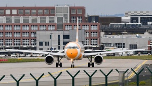 Photo of D-AICU - Airbus A320-214 operated by Condor