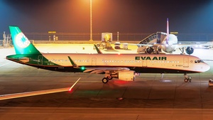 Photo of B-16211 - Airbus A321-211 operated by EVA Air
