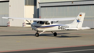 Photo of D-ECOE - Reims-Cessna F172K Skyhawk operated by Flugschule August der Starke