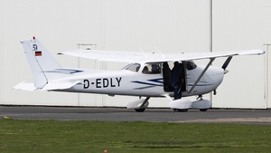 Photo of D-EDLY - Cessna 172S Skyhawk SP operated by Luftsportclub Hamm