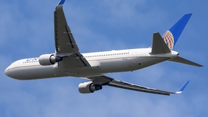 Photo of N672UA - Boeing 767-322(ER) operated by United Airlines