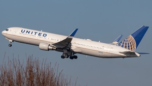 Photo of N676UA - Boeing 767-322(ER) operated by United Airlines