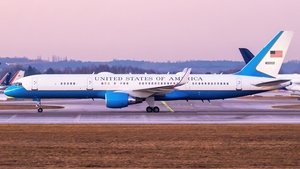 Photo of 98-0002 - Boeing C-32A operated by US Air Force
