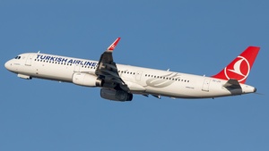 Photo of TC-JTI - Airbus A321-231 operated by Turkish Airlines