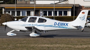 Photo of D-EMKK - Cirrus SR20 G2 operated by Flight Center Hannover