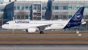 Photo of D-AIZO - Airbus A320-214 operated by Lufthansa