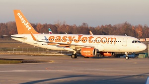 Photo of G-EZOF - Airbus A320-214 operated by easyJet