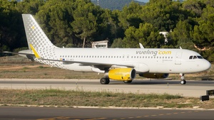 Photo of EC-MES - Airbus A320-232 operated by Vueling