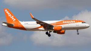 Photo of G-EZRW - Airbus A320-214 operated by easyJet