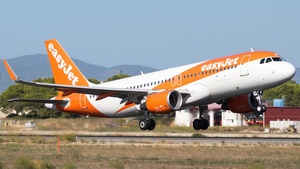 Photo of G-EZRM - Airbus A320-214 operated by easyJet