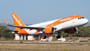 Photo of G-EZGZ - Airbus A320-214 operated by easyJet