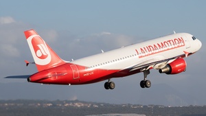 Photo of OE-LOC - Airbus A320-214 operated by Laudamotion