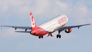 Photo of OE-LCG - Airbus A321-211 operated by Laudamotion