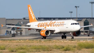 Photo of G-EZUT - Airbus A320-214 operated by easyJet