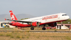 Photo of OE-LCS - Airbus A321-211 operated by Laudamotion