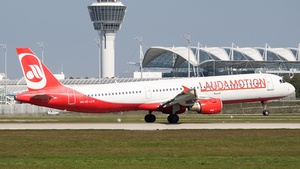 Photo of OE-LCS - Airbus A321-211 operated by Laudamotion