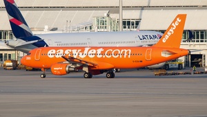 Photo of G-EZUI - Airbus A320-214 operated by easyJet