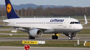 Photo of D-AIUS - Airbus A320-214 operated by Discover Airlines