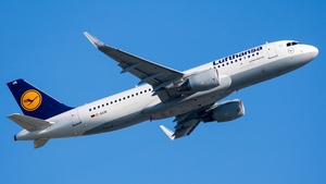 Photo of D-AIUN - Airbus A320-214 operated by Lufthansa