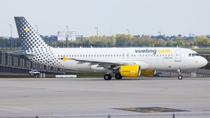 Photo of EC-MBY - Airbus A320-214 operated by Vueling