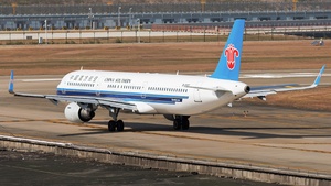 Photo of B-8900 - Airbus A321-211 operated by China Southern Airlines
