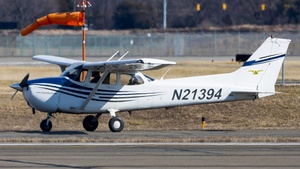 Photo of N21394 - Cessna 172S Skyhawk SP operated by Long Island Aviators