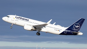 Photo of D-AIUF - Airbus A320-214 operated by Lufthansa