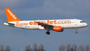 Photo of G-EZUG - Airbus A320-214 operated by easyJet