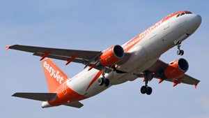 Photo of G-EZTG - Airbus A320-214 operated by easyJet
