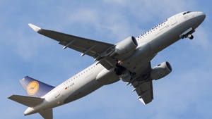 Photo of D-AIZW - Airbus A320-214 operated by Lufthansa