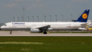 Photo of D-AIRH - Airbus A321-131 operated by Lufthansa